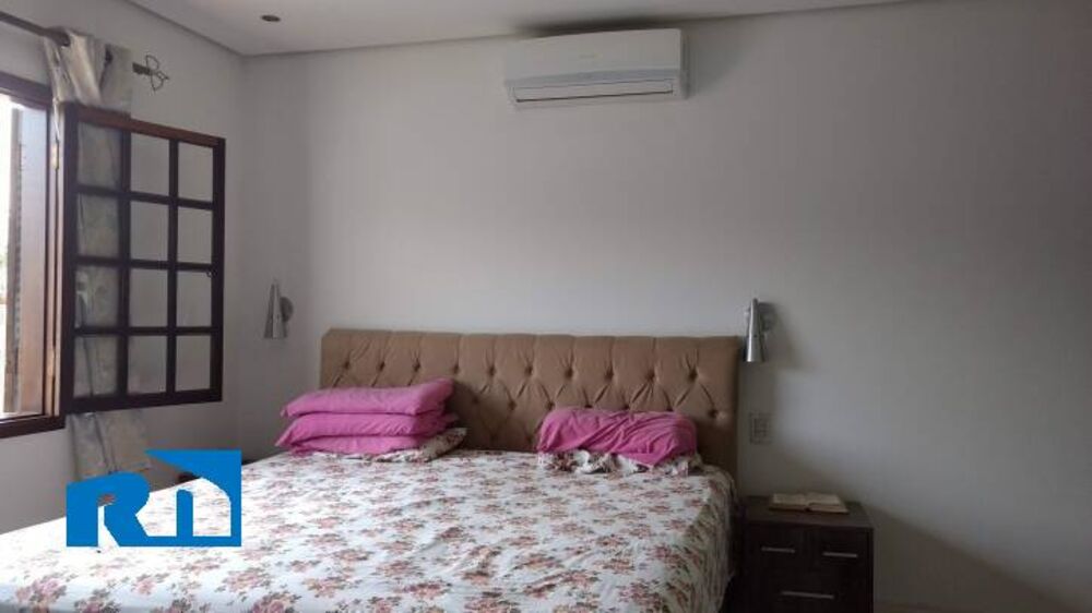 Casa à venda com 3 quartos, 276m² - Foto 1
