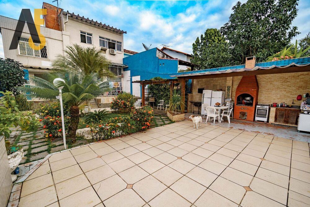 Casa à venda com 4 quartos, 258m² - Foto 1
