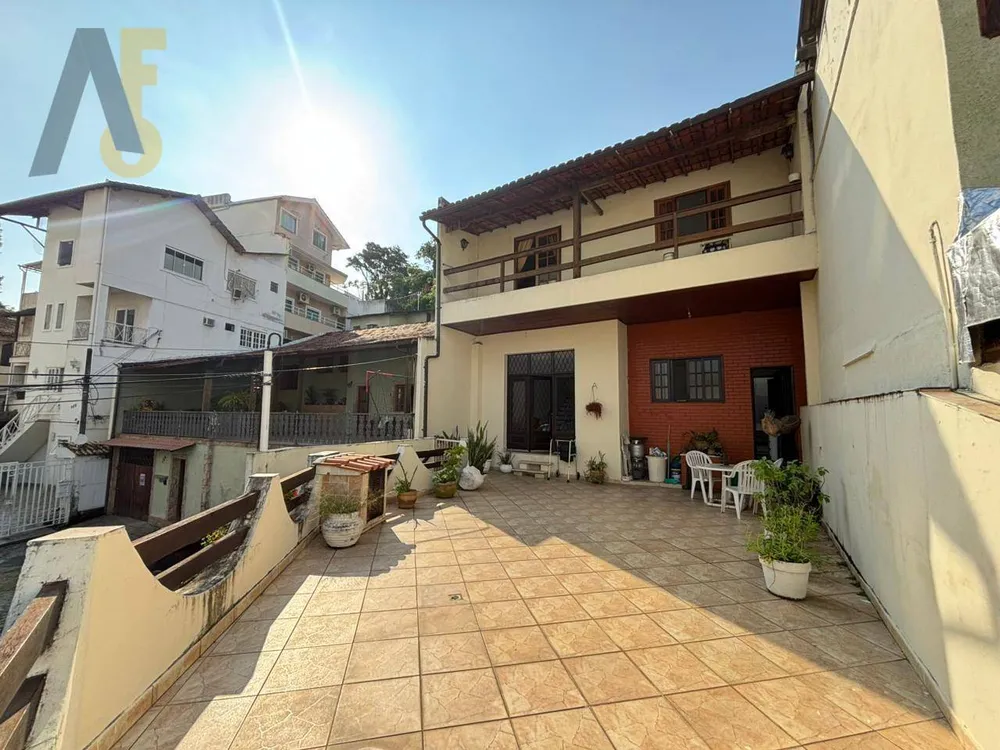 Casa, 6 quartos, 221 m² - Foto 1