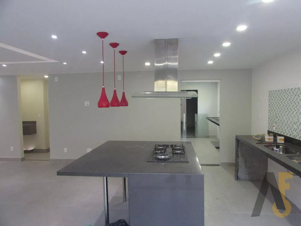 Casa à venda com 4 quartos, 275m² - Foto 1