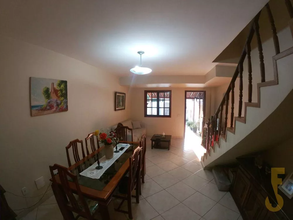 Casa à venda com 3 quartos, 119m² - Foto 1