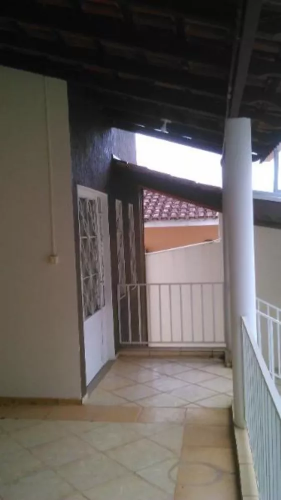 Casa à venda com 5 quartos, 241m² - Foto 3