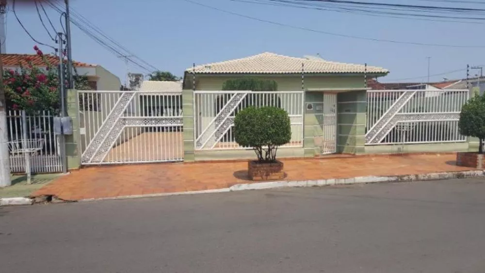 Casa à venda com 3 quartos, 340m² - Foto 1