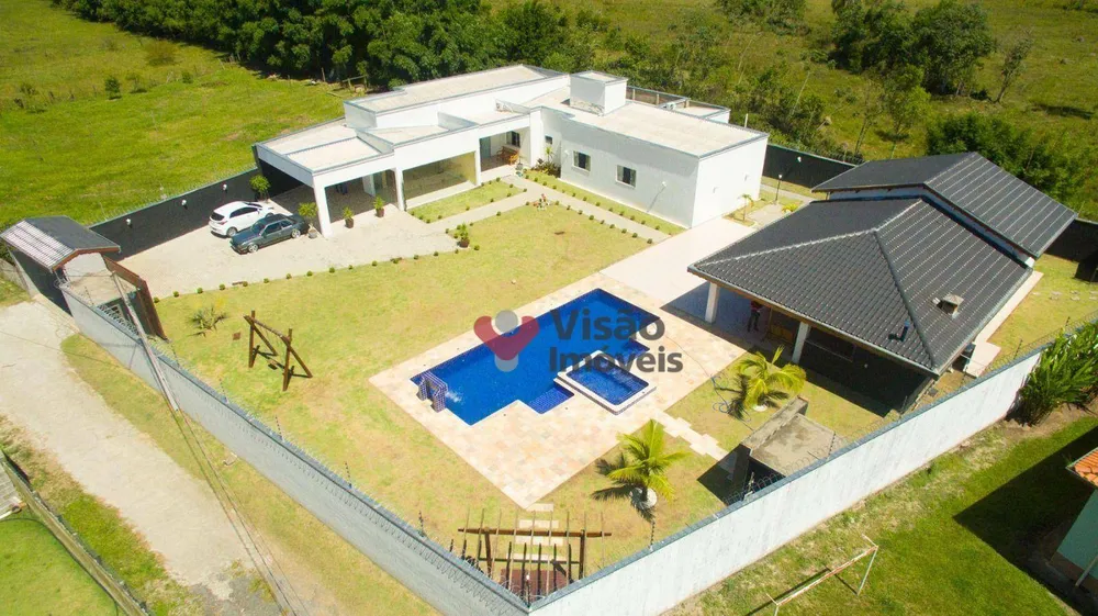 Chácara, 4 quartos, 1614 m² - Foto 1