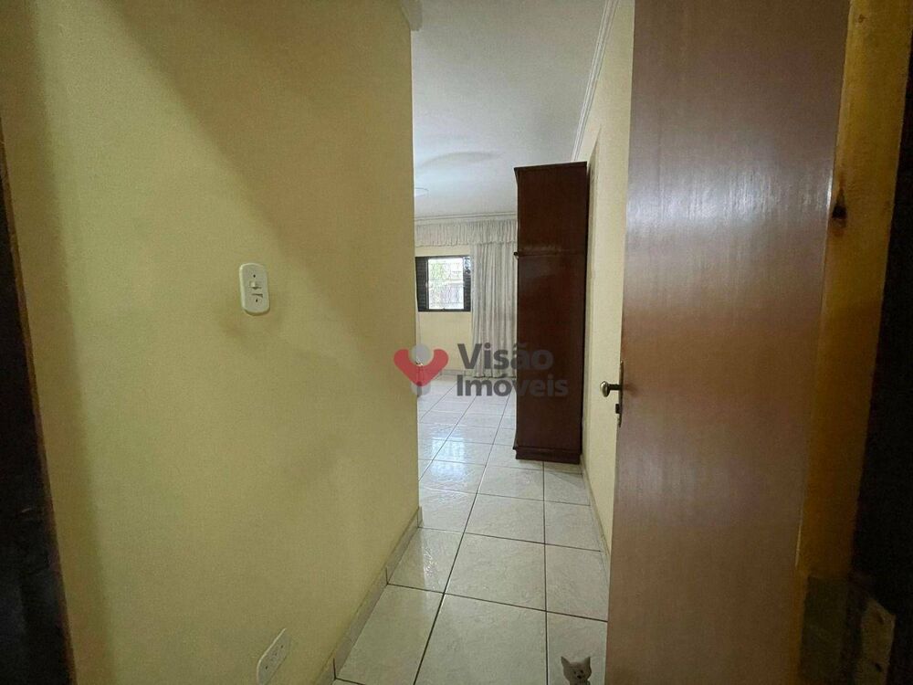 Casa à venda com 3 quartos, 218m² - Foto 2