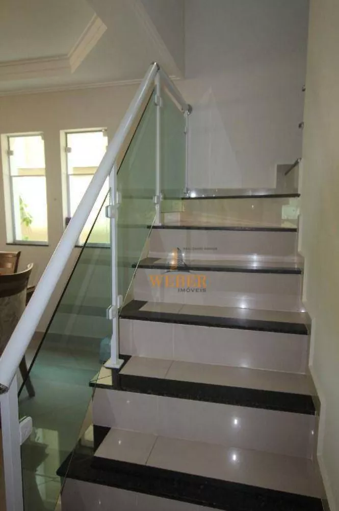 Sobrado, 3 quartos, 242 m² - Foto 1