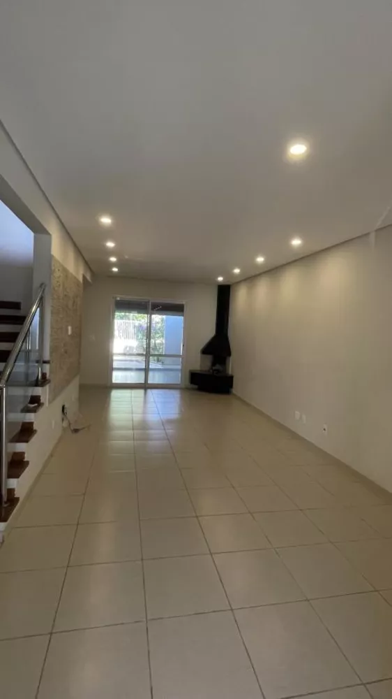 Casa de Condomínio para alugar com 3 quartos, 190m² - Foto 2