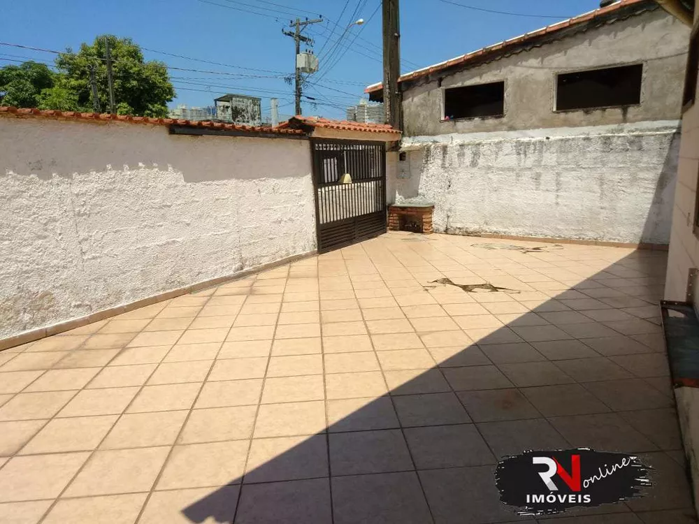 Casa à venda com 3 quartos, 226m² - Foto 1