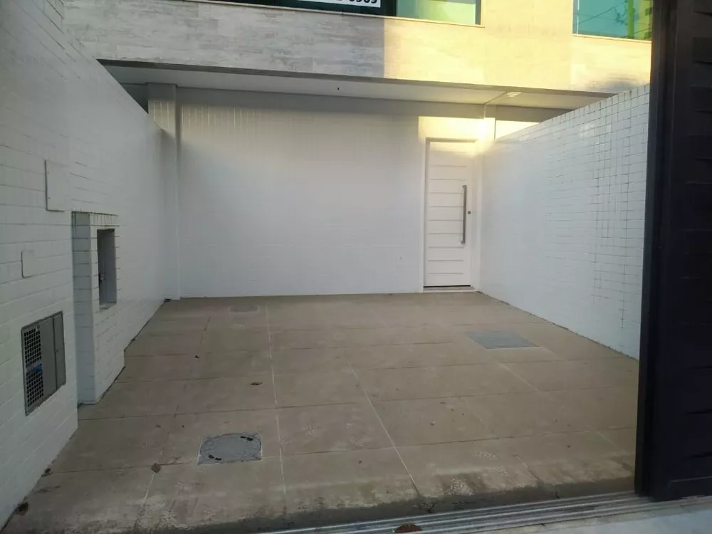 Casa de Condomínio à venda com 4 quartos, 270m² - Foto 2