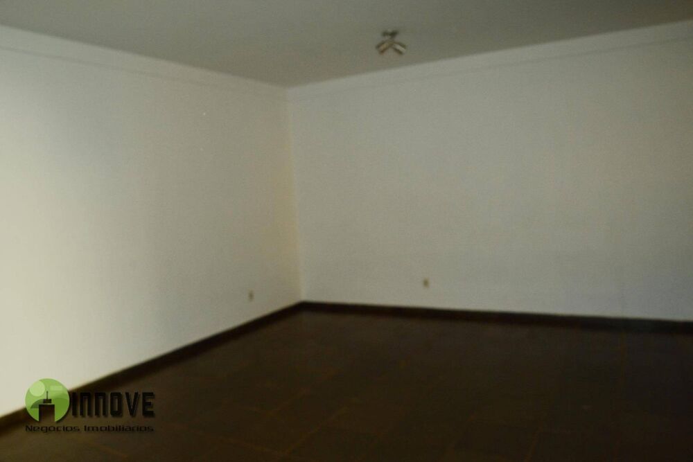 Casa à venda e aluguel com 3 quartos, 270m² - Foto 1