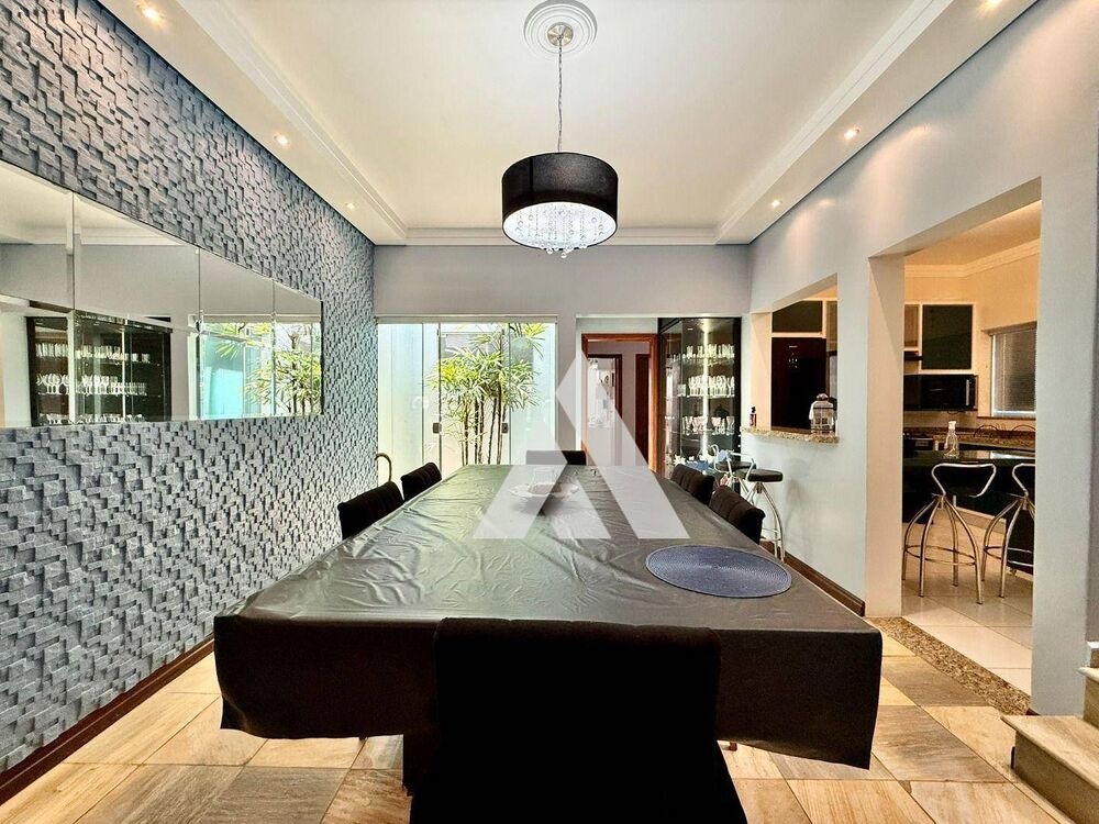 Casa à venda com 3 quartos, 300m² - Foto 1