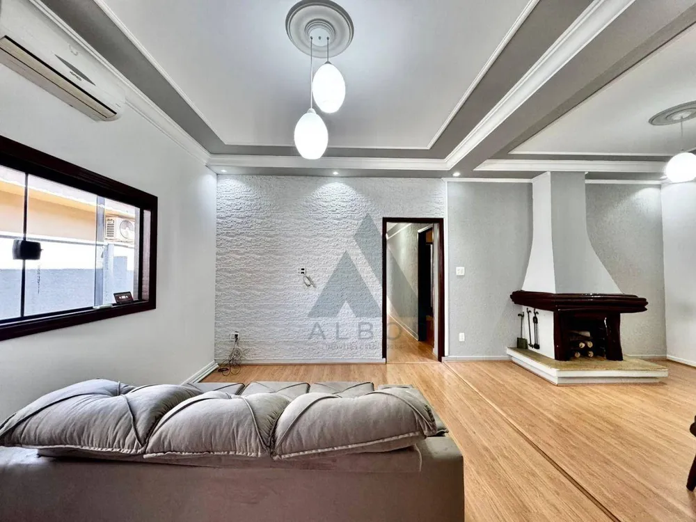 Casa, 3 quartos, 240 m² - Foto 1