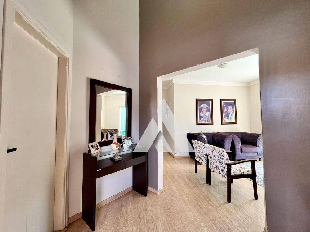 Casa, 4 quartos, 243 m² - Foto 1