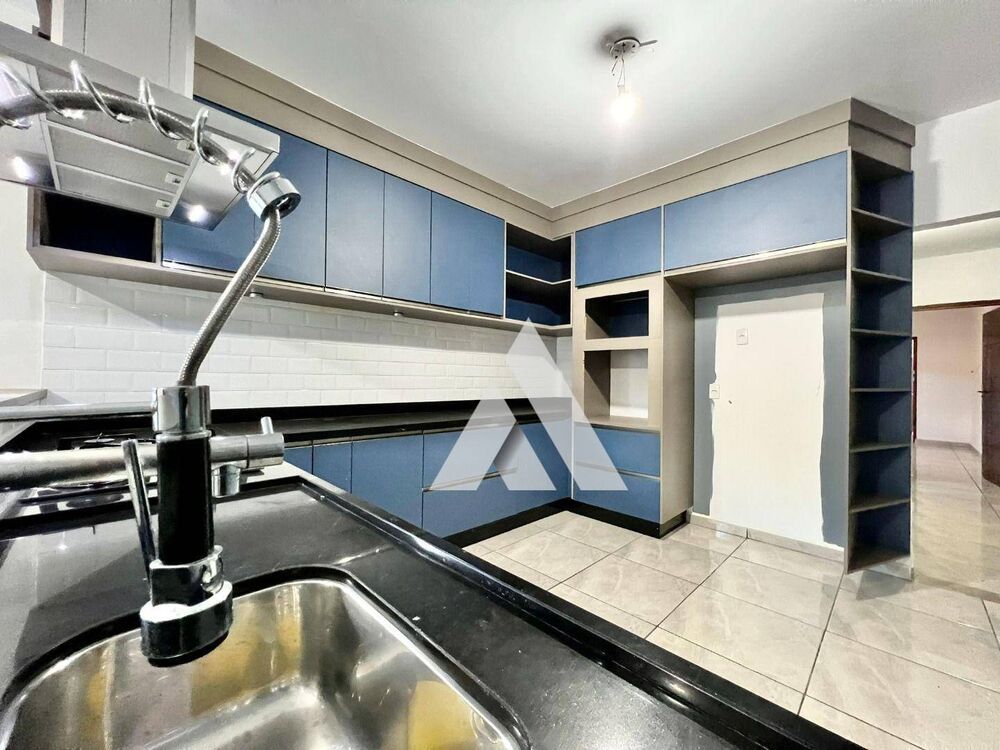 Casa à venda com 2 quartos, 100m² - Foto 1