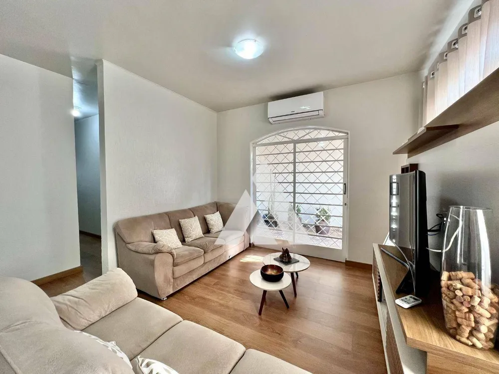 Casa, 4 quartos, 200 m² - Foto 1