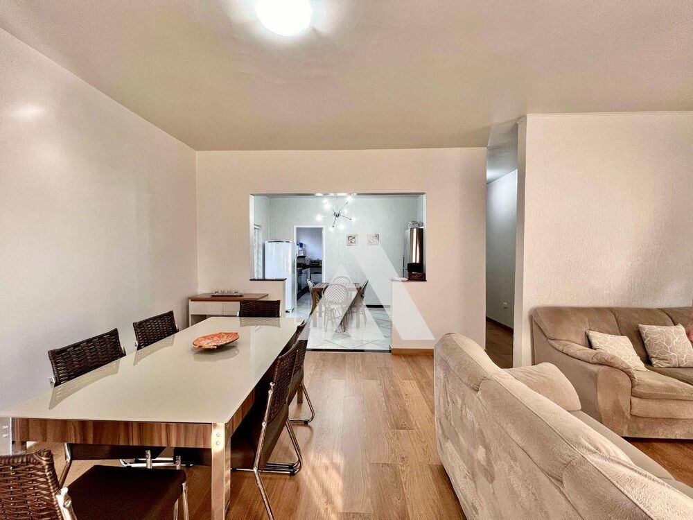 Casa à venda com 4 quartos, 200m² - Foto 2
