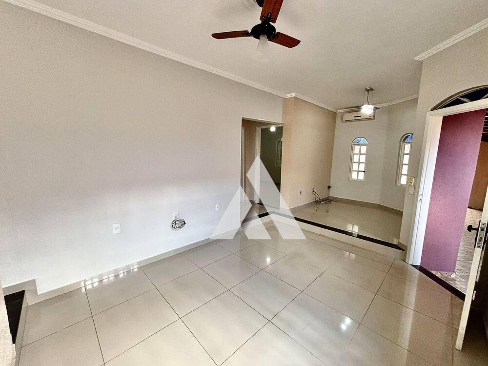 Casa à venda com 3 quartos, 215m² - Foto 2