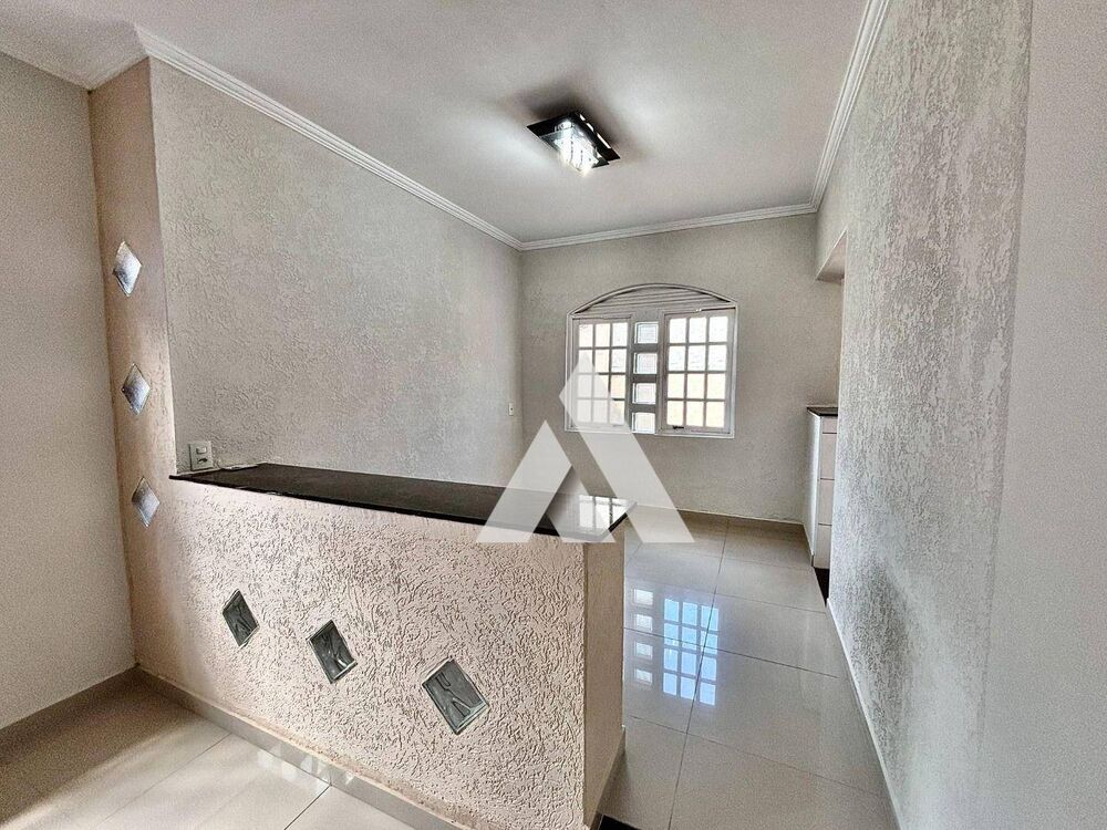 Casa à venda com 3 quartos, 215m² - Foto 3