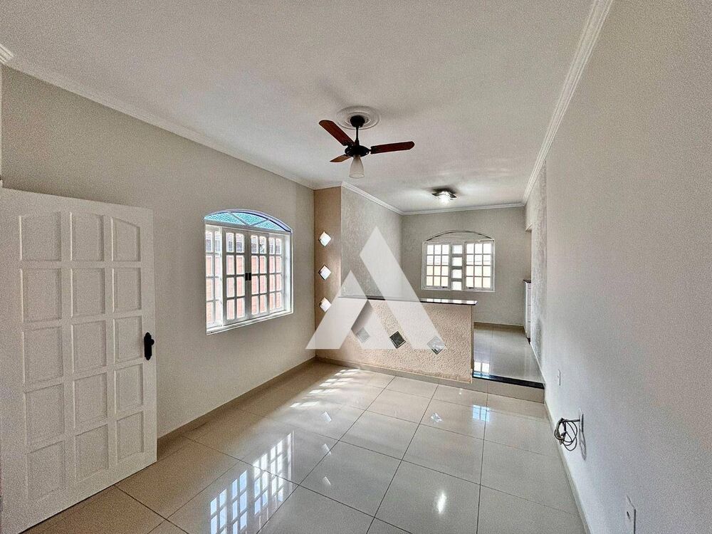 Casa à venda com 3 quartos, 215m² - Foto 1