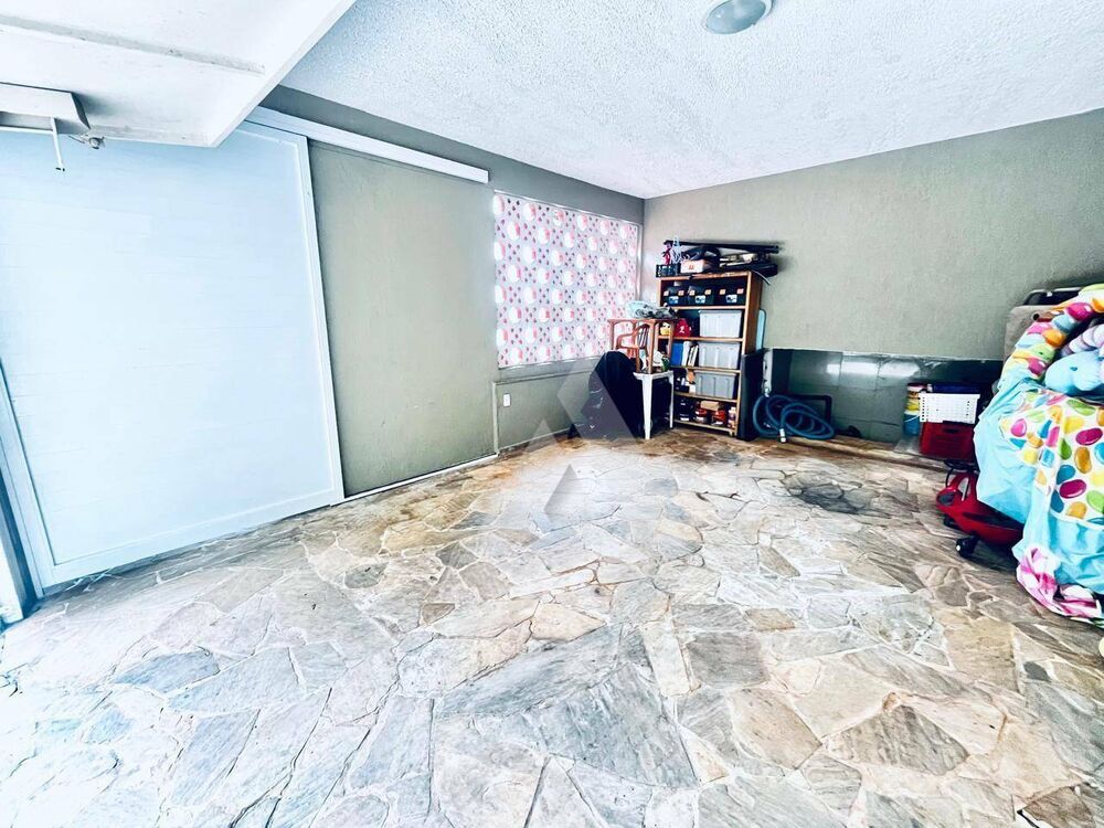 Casa à venda com 3 quartos, 320m² - Foto 2