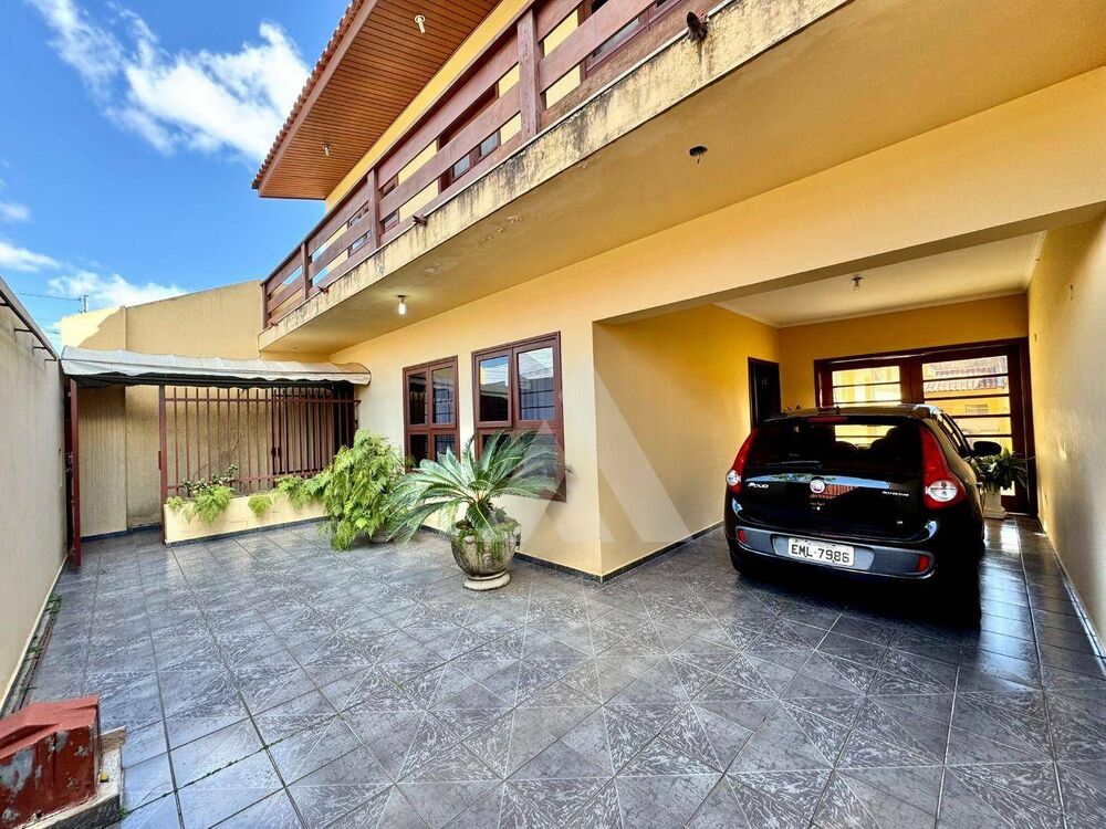 Casa à venda com 3 quartos, 244m² - Foto 1