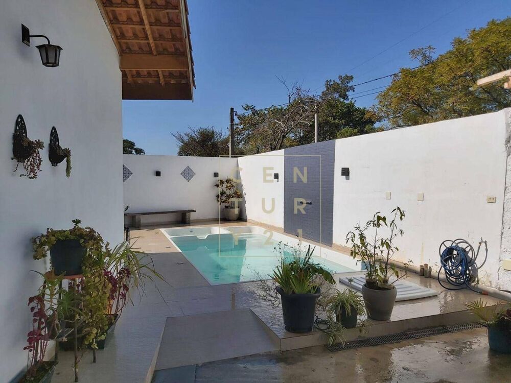 Casa à venda com 3 quartos, 234m² - Foto 1