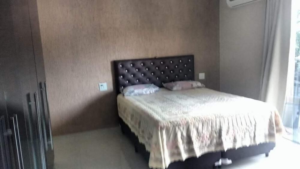 Casa à venda com 3 quartos, 209m² - Foto 1