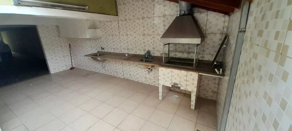 Casa à venda com 3 quartos, 250m² - Foto 2