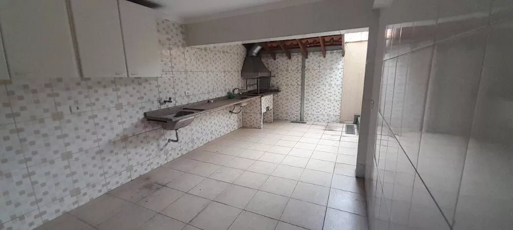 Casa à venda com 3 quartos, 250m² - Foto 3