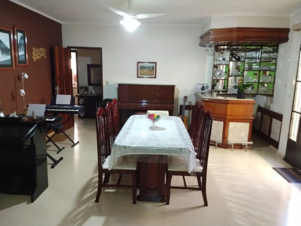 Casa à venda com 3 quartos, 260m² - Foto 1