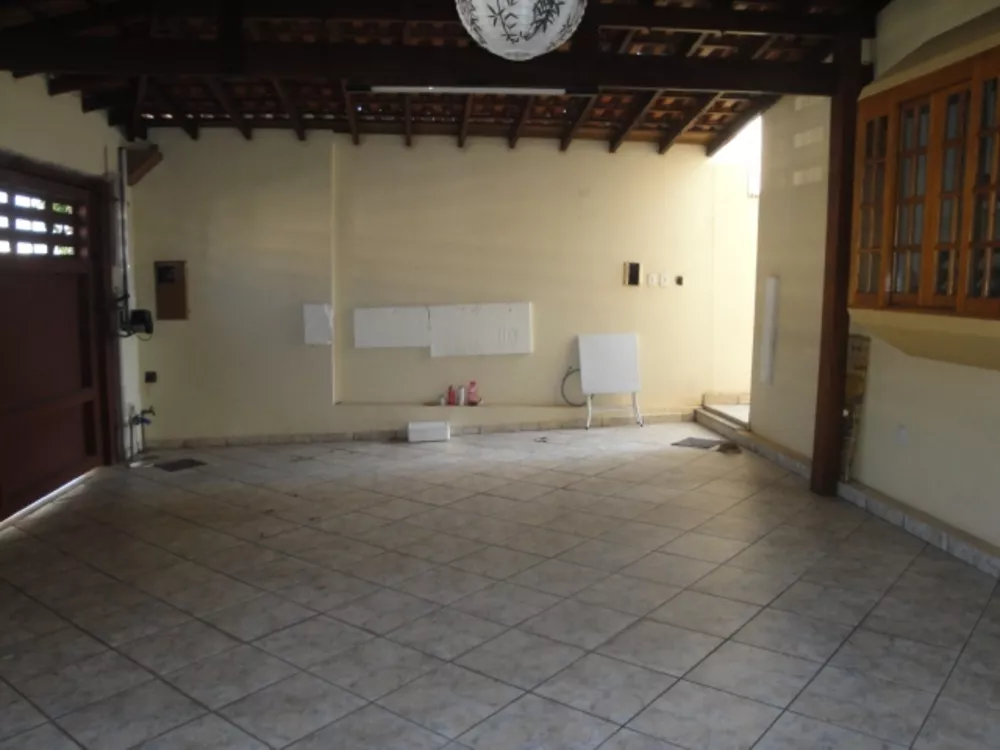 Casa à venda com 3 quartos, 300m² - Foto 2