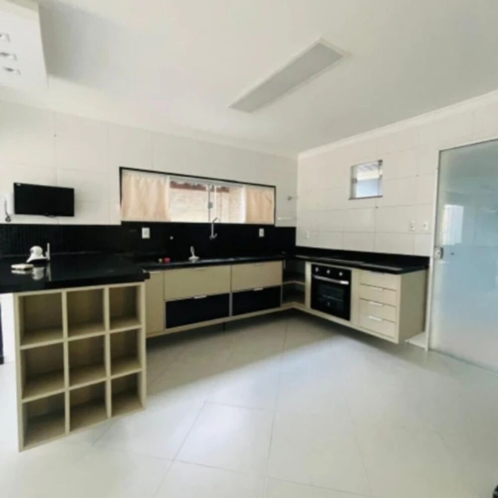 Casa à venda com 4 quartos, 200m² - Foto 2