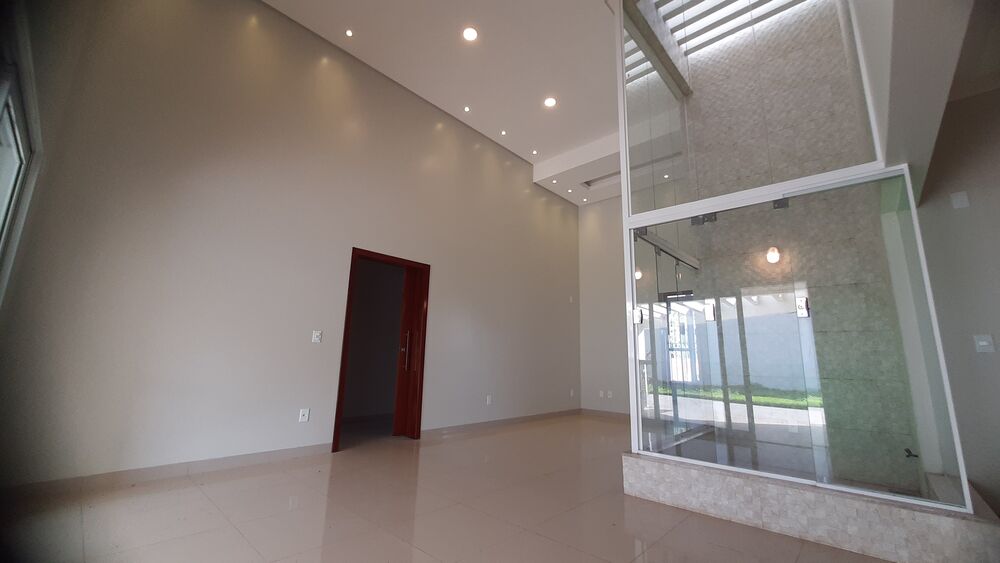 Casa para alugar com 3 quartos, 211m² - Foto 1