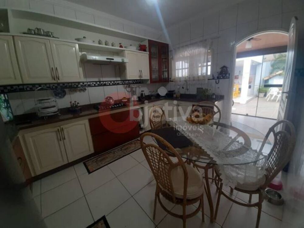 Casa à venda com 2 quartos, 300m² - Foto 3