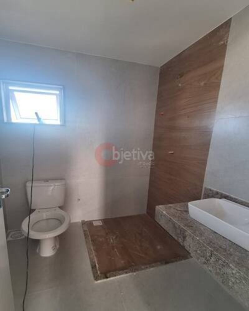 Casa à venda com 4 quartos, 103m² - Foto 1
