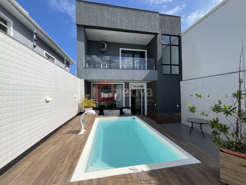 Casa à venda com 3 quartos, 158m² - Foto 1