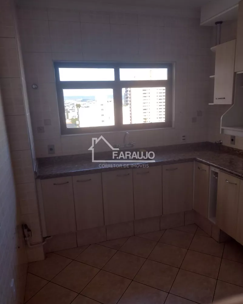 Apartamento à venda com 4 quartos, 231m² - Foto 4