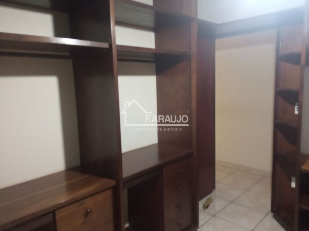 Casa, 4 quartos, 225 m² - Foto 3