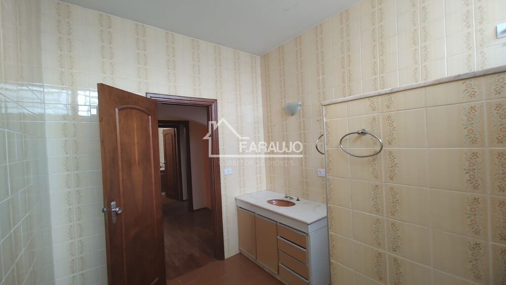 Casa para alugar com 4 quartos, 265m² - Foto 2