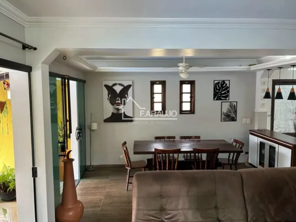 Casa à venda com 7 quartos, 204m² - Foto 1