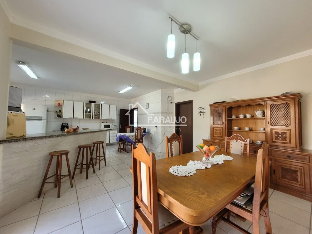 Casa à venda com 5 quartos, 374m² - Foto 6