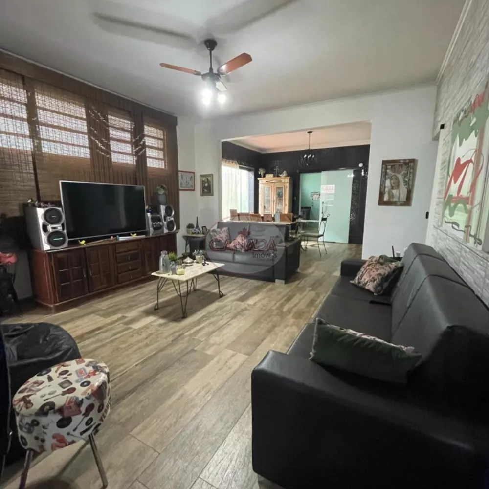 Casa à venda e aluguel com 3 quartos, 250m² - Foto 1