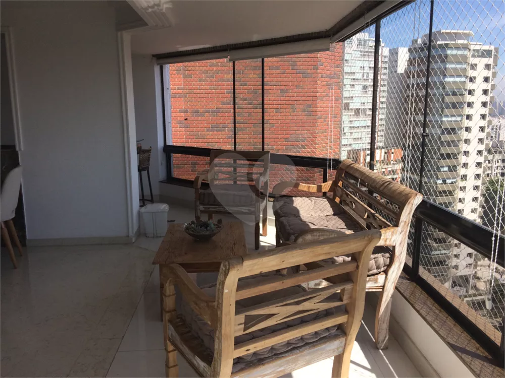 Apartamento, 3 quartos, 220 m² - Foto 1
