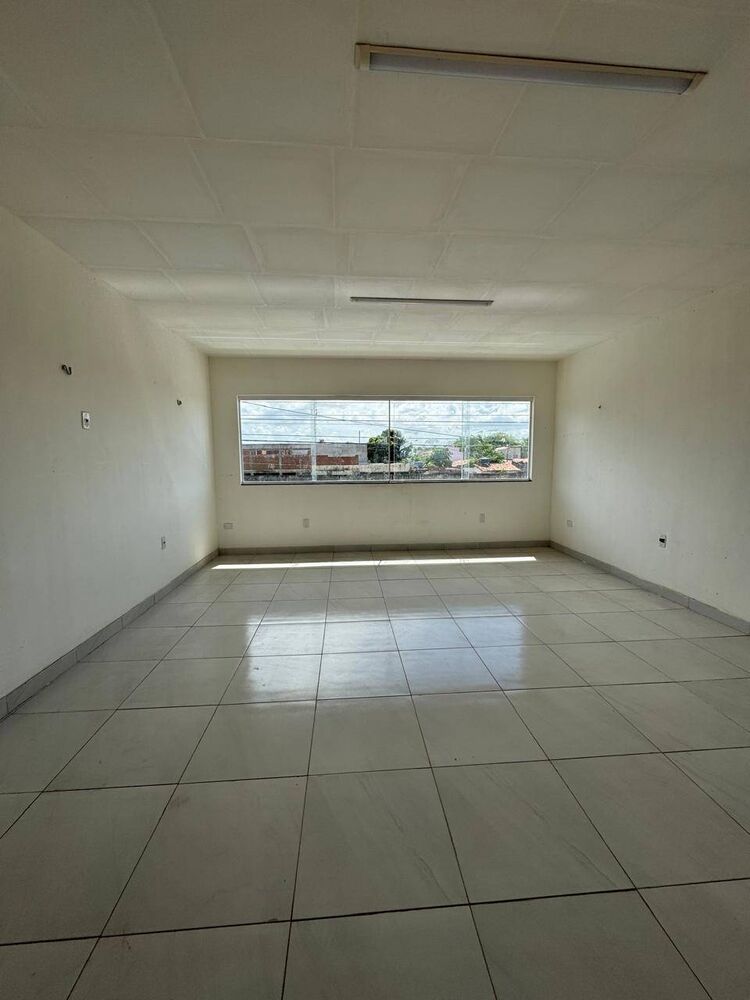 Casa à venda e aluguel com 3 quartos, 300m² - Foto 2