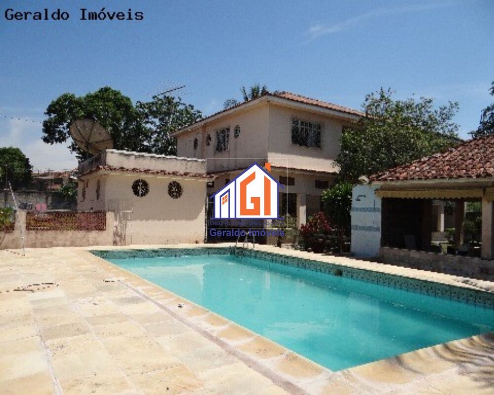 Casa à venda com 8 quartos, 140m² - Foto 2