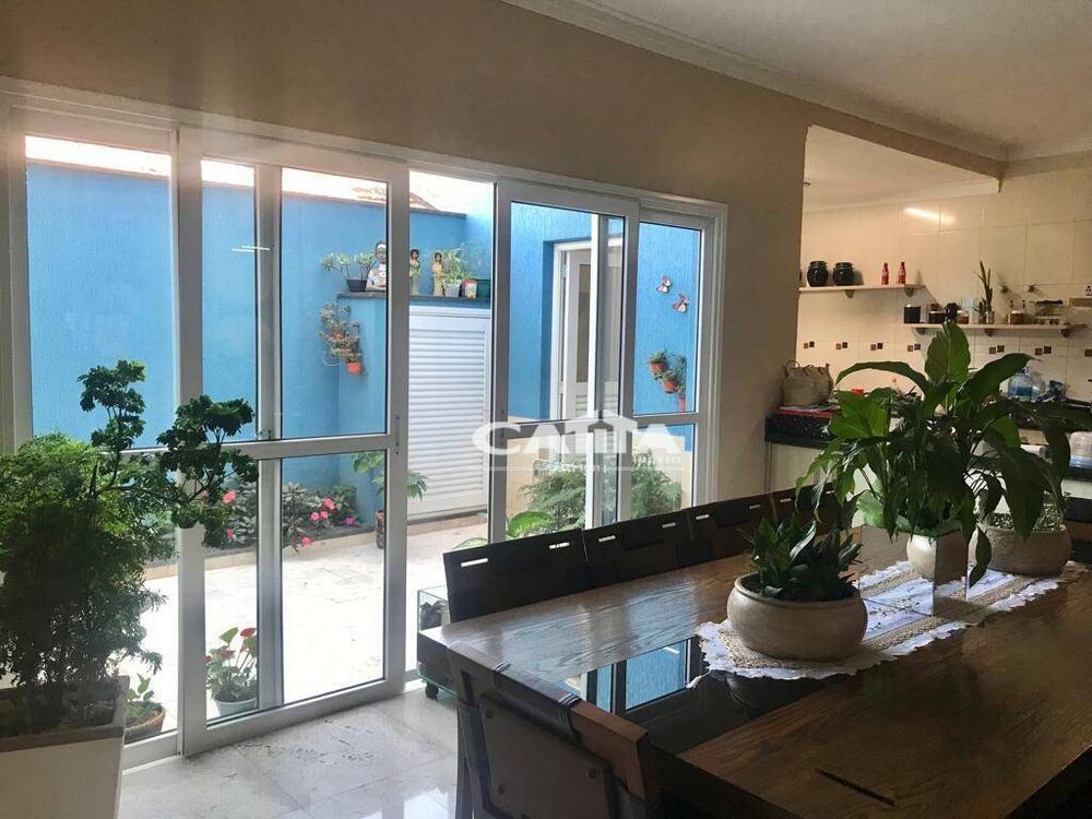 Sobrado à venda com 6 quartos, 241m² - Foto 1