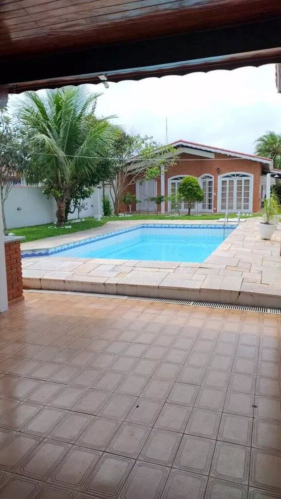 Casa à venda com 4 quartos, 231m² - Foto 1