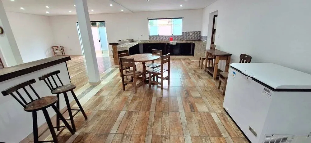 Casa, 4 quartos, 215 m² - Foto 1