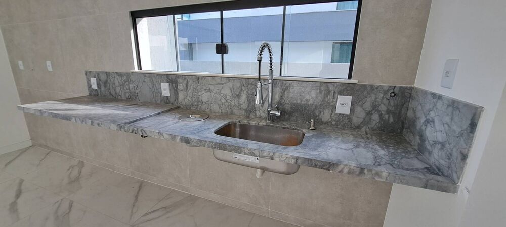 Casa à venda com 4 quartos, 340m² - Foto 1