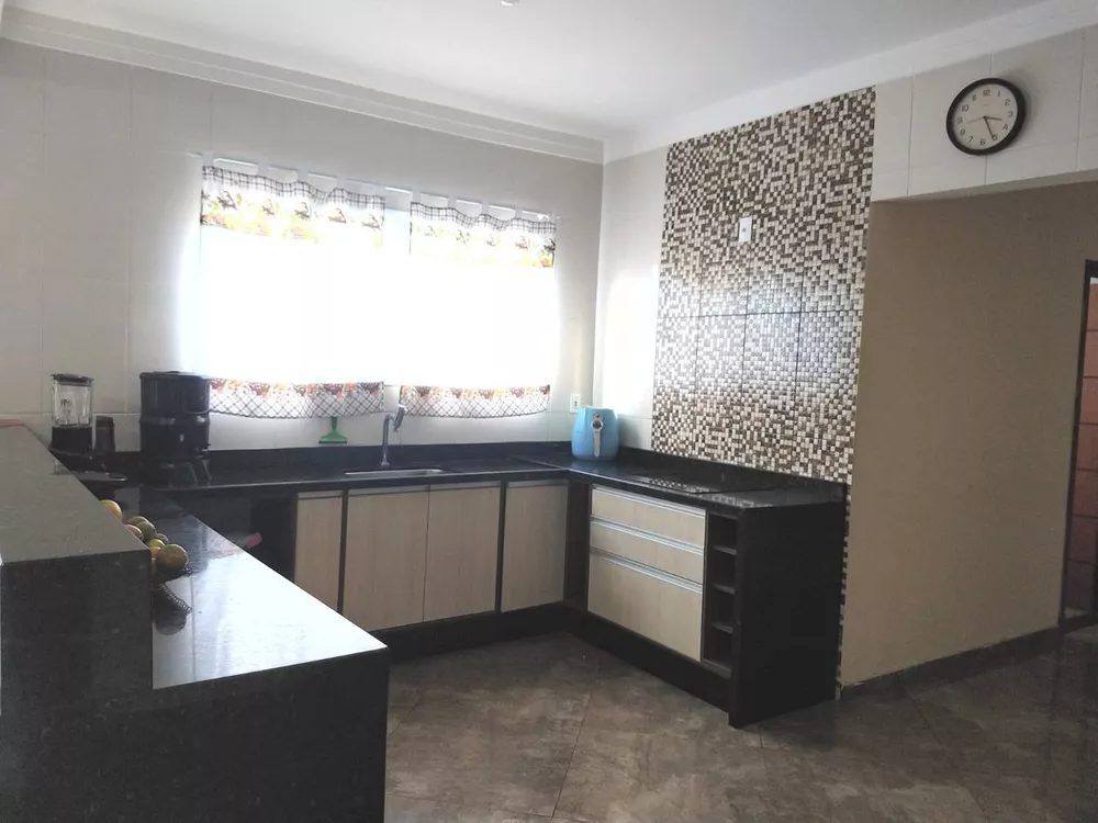 Casa à venda com 3 quartos, 210m² - Foto 1